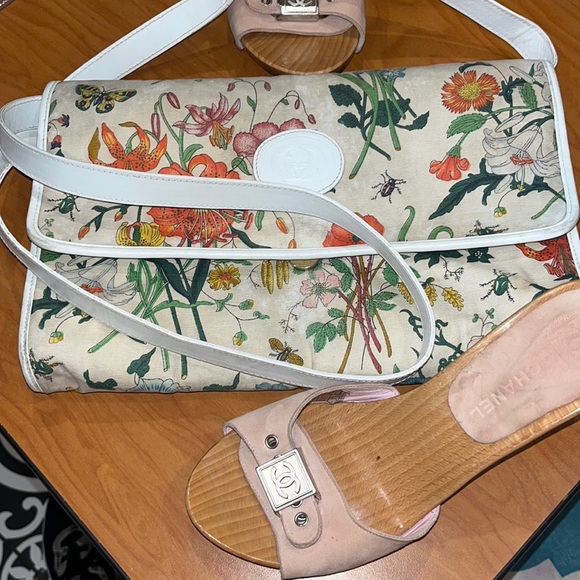 Gucci Handbags - Vintage Gucci Flora clutch and shoulder bag